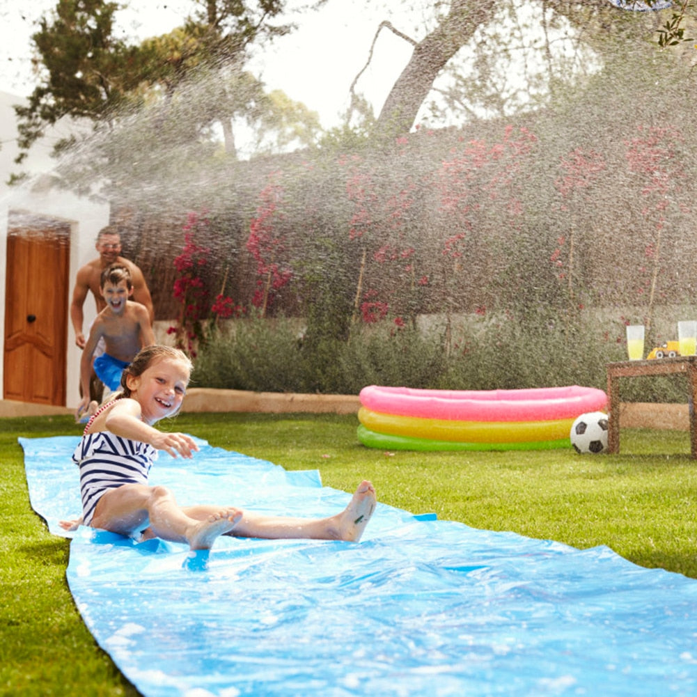 Lustige Wasserrutsche mit Wasserstrahl