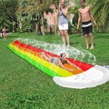 Lustige Wasserrutsche mit Wasserstrahl