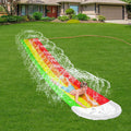 Lustige Wasserrutsche mit Wasserstrahl