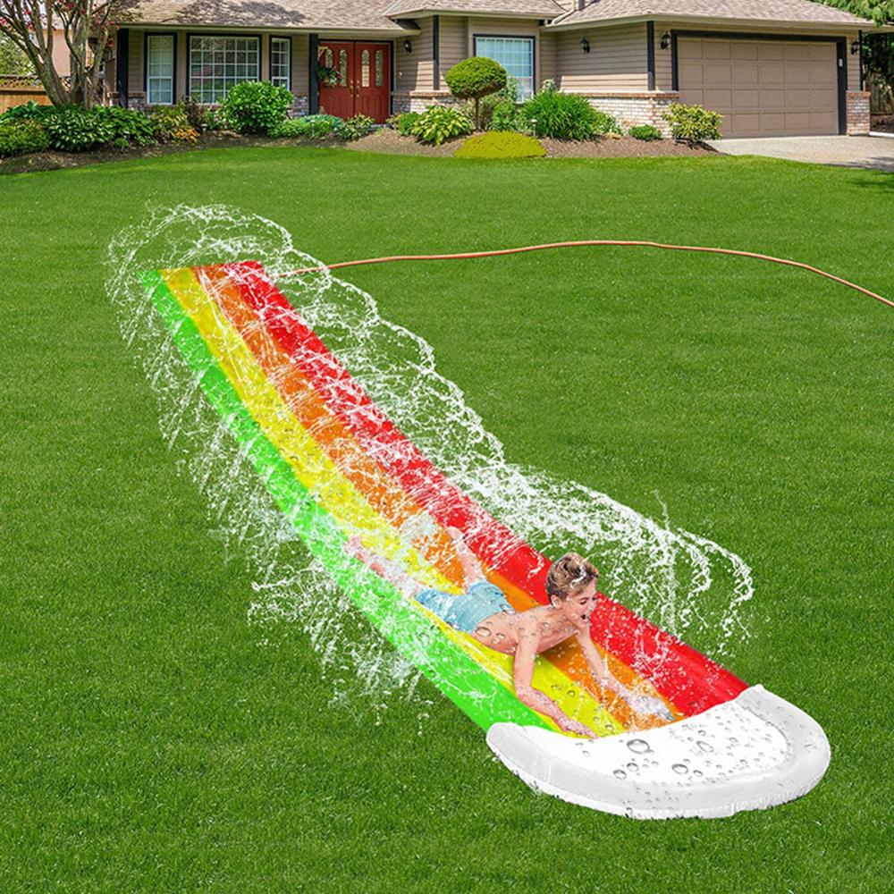Lustige Wasserrutsche mit Wasserstrahl