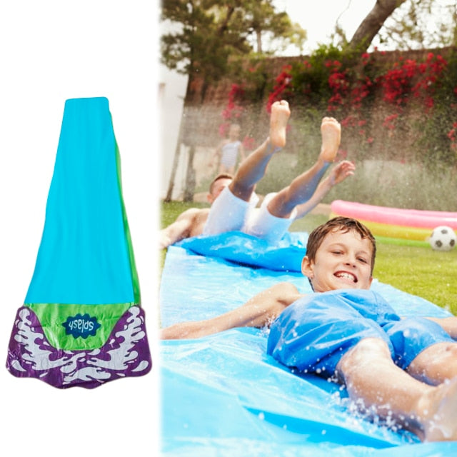 Lustige Wasserrutsche mit Wasserstrahl