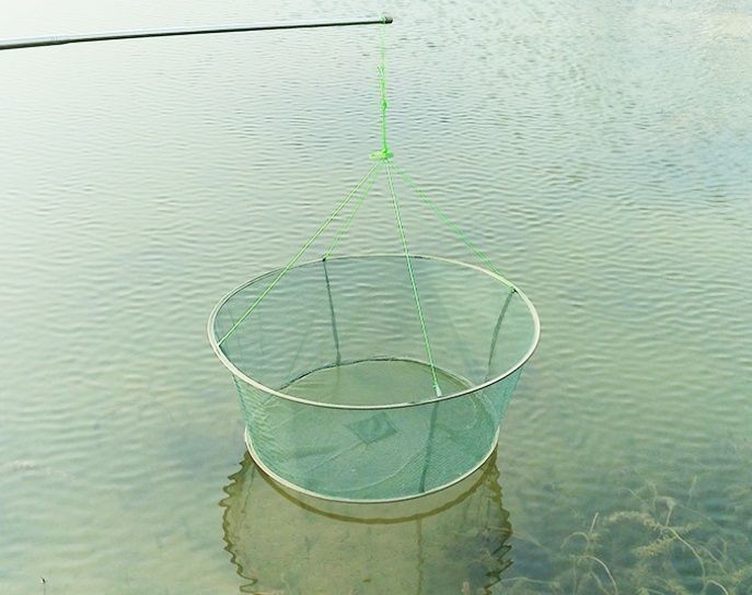 Fischernetz mit Köderbeuteln zum Anlocken von Fischen