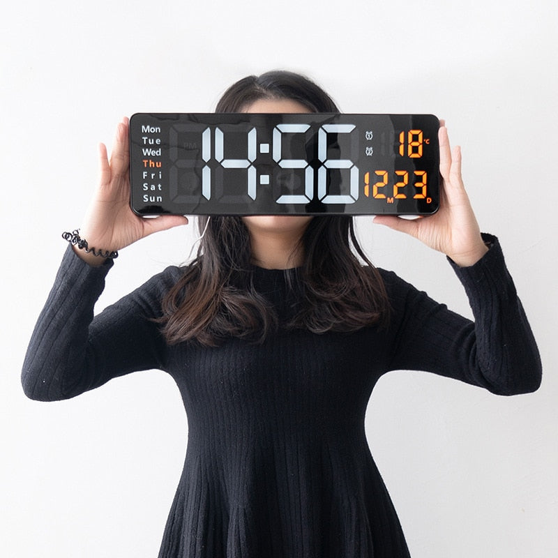 Digitale Wanduhr mit Fernbedienung und Alarm