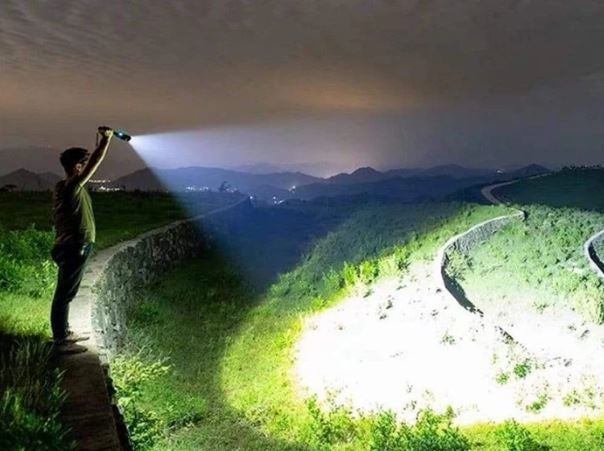 Super Taktische Zoom-Taschenlampe - Die Stärkste der Welt